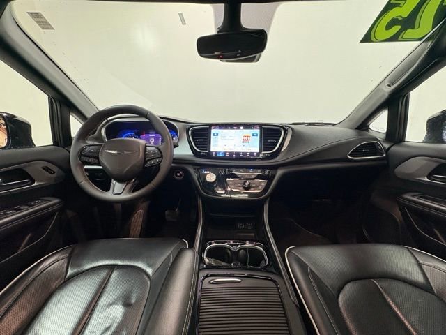 Used 2025 Chrysler Pacifica Limited image 17