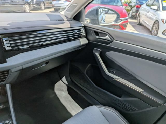 Used 2025 Volkswagen Jetta SE FWD image 17