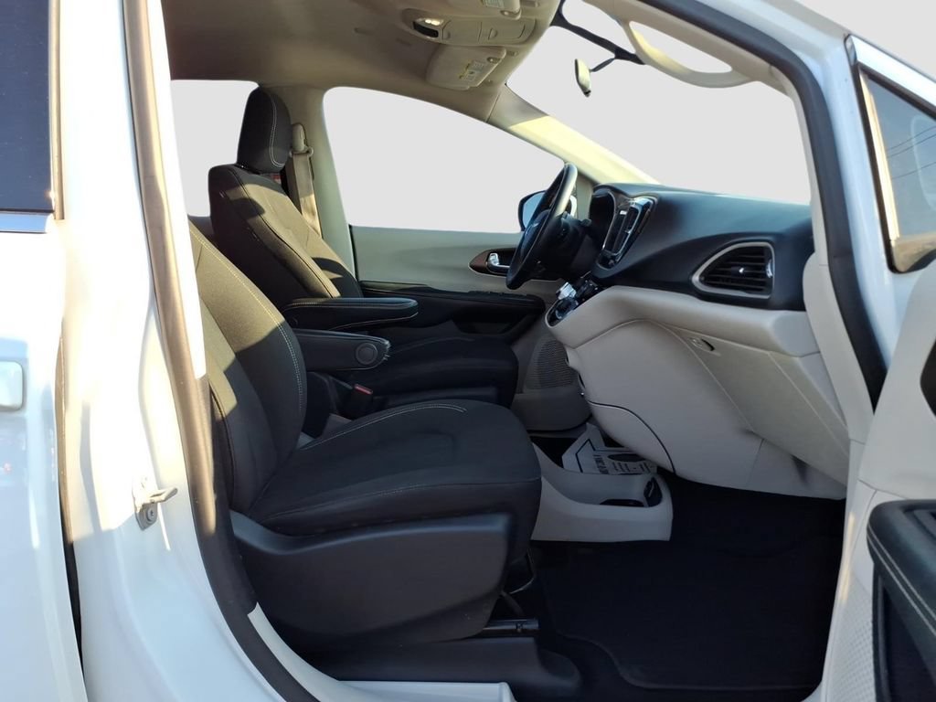 Used 2020 Chrysler Voyager LX w/ Cold Weather Group FWD image 11