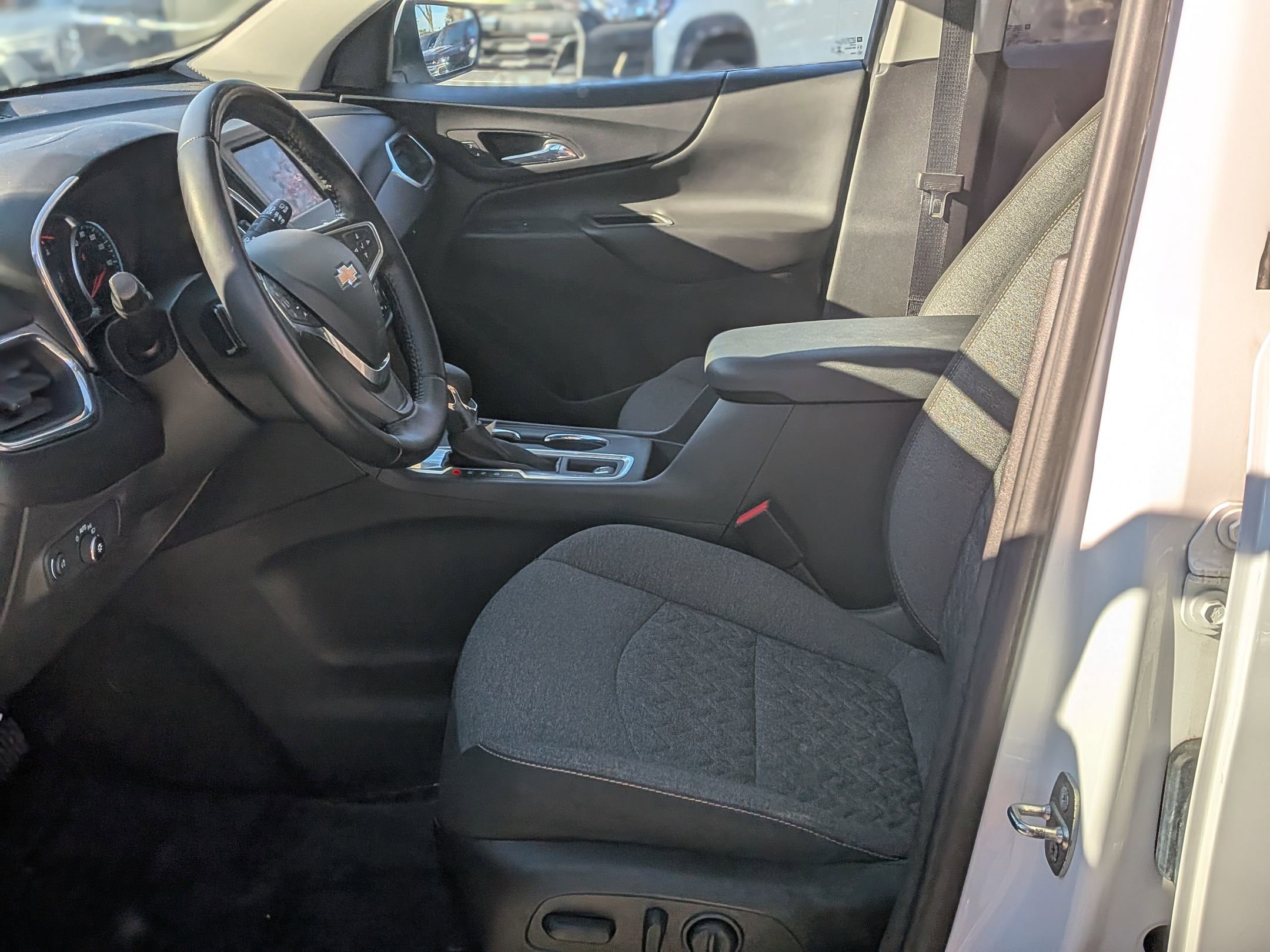 Used 2022 Chevrolet Equinox LT w/ Driver Convenience Package image 16