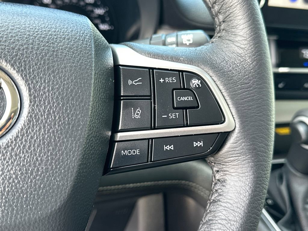 Used 2025 Toyota Sienna XLE image 25