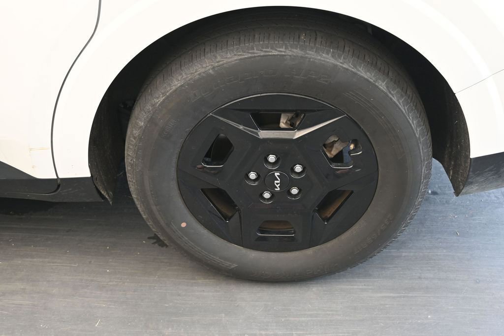 Used 2025 Kia Carnival FWD image 13