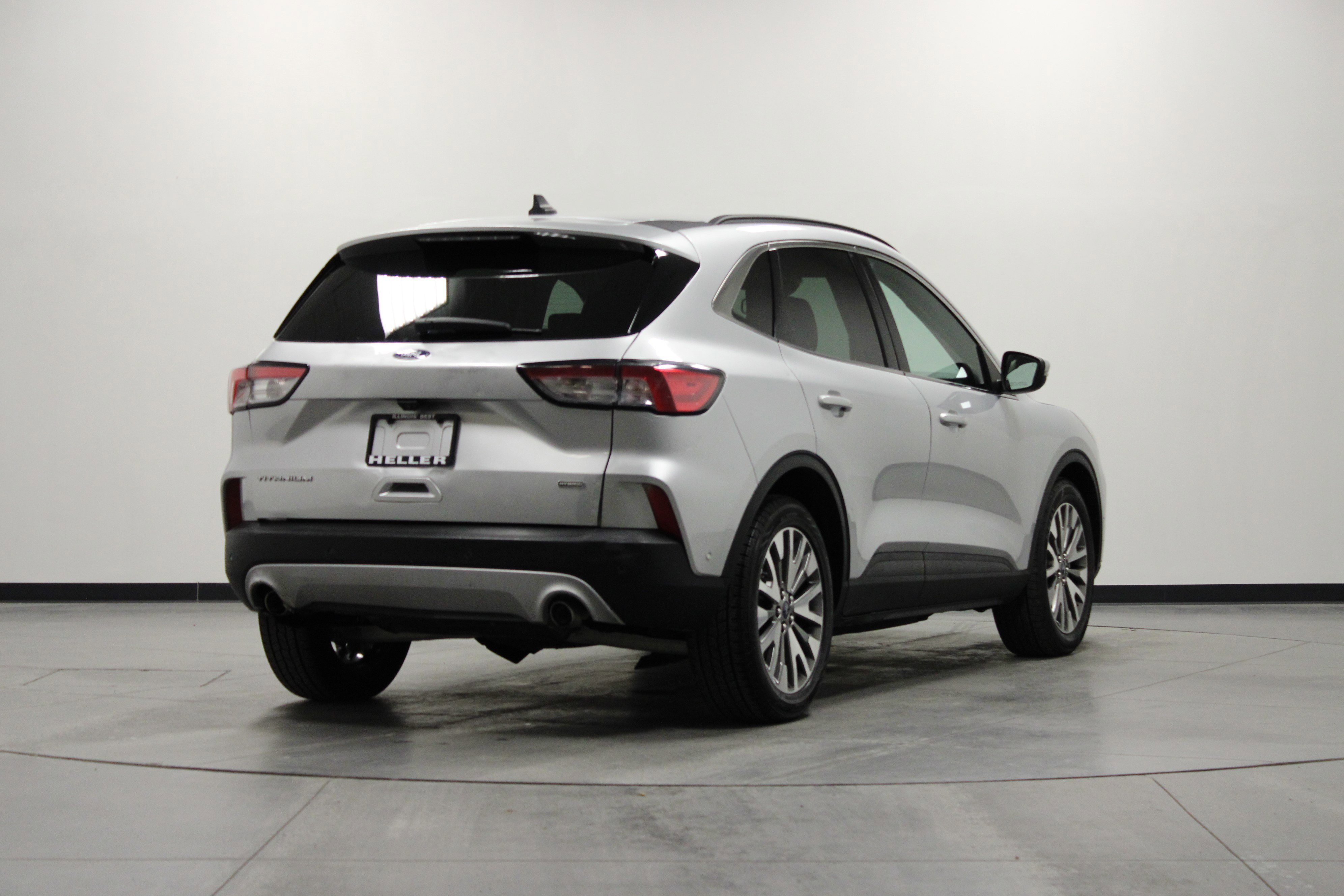 Used 2020 Ford Escape Titanium image 4