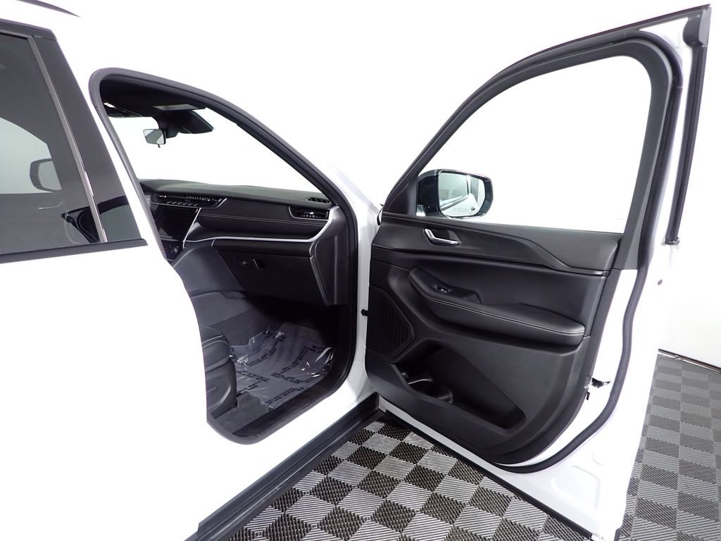Used 2025 Jeep Grand Cherokee Altitude AWD/4WD image 38