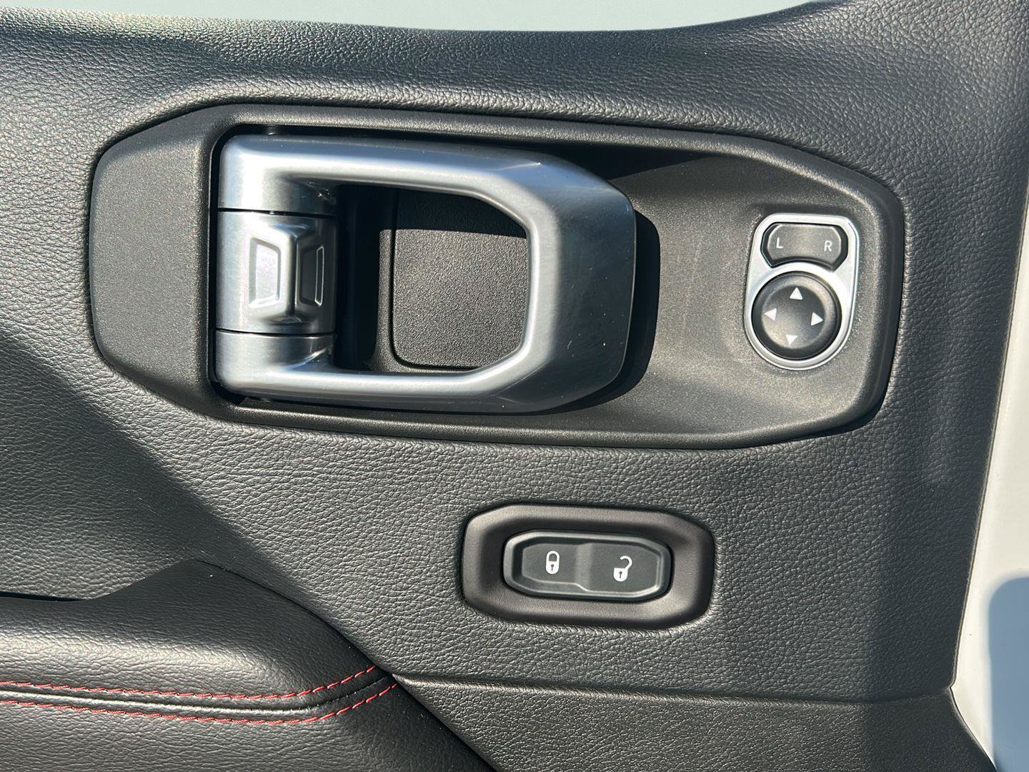Used 2018 Jeep Wrangler Rubicon AWD/4WD image 9