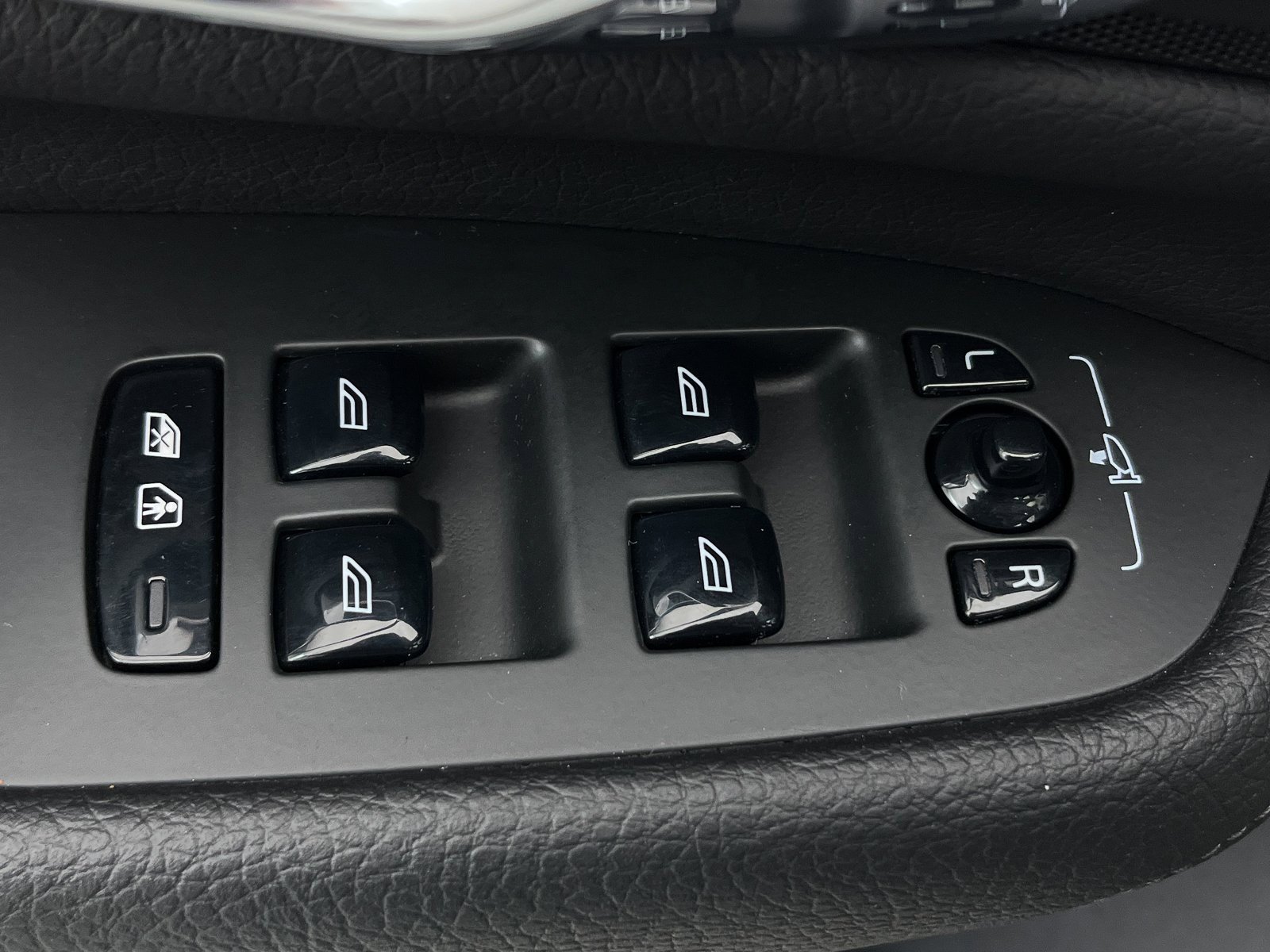 Used 2016 Volvo XC90 T6 Momentum w/ Vision Package image 13