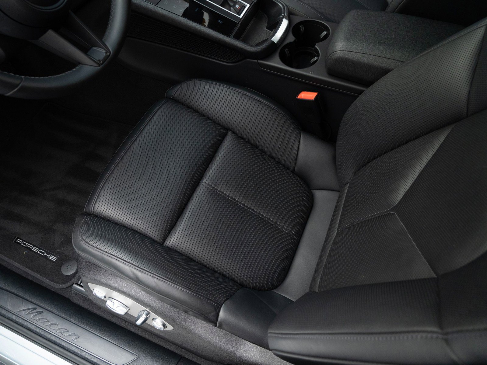 Certified 2025 Porsche Macan AWD/4WD image 16