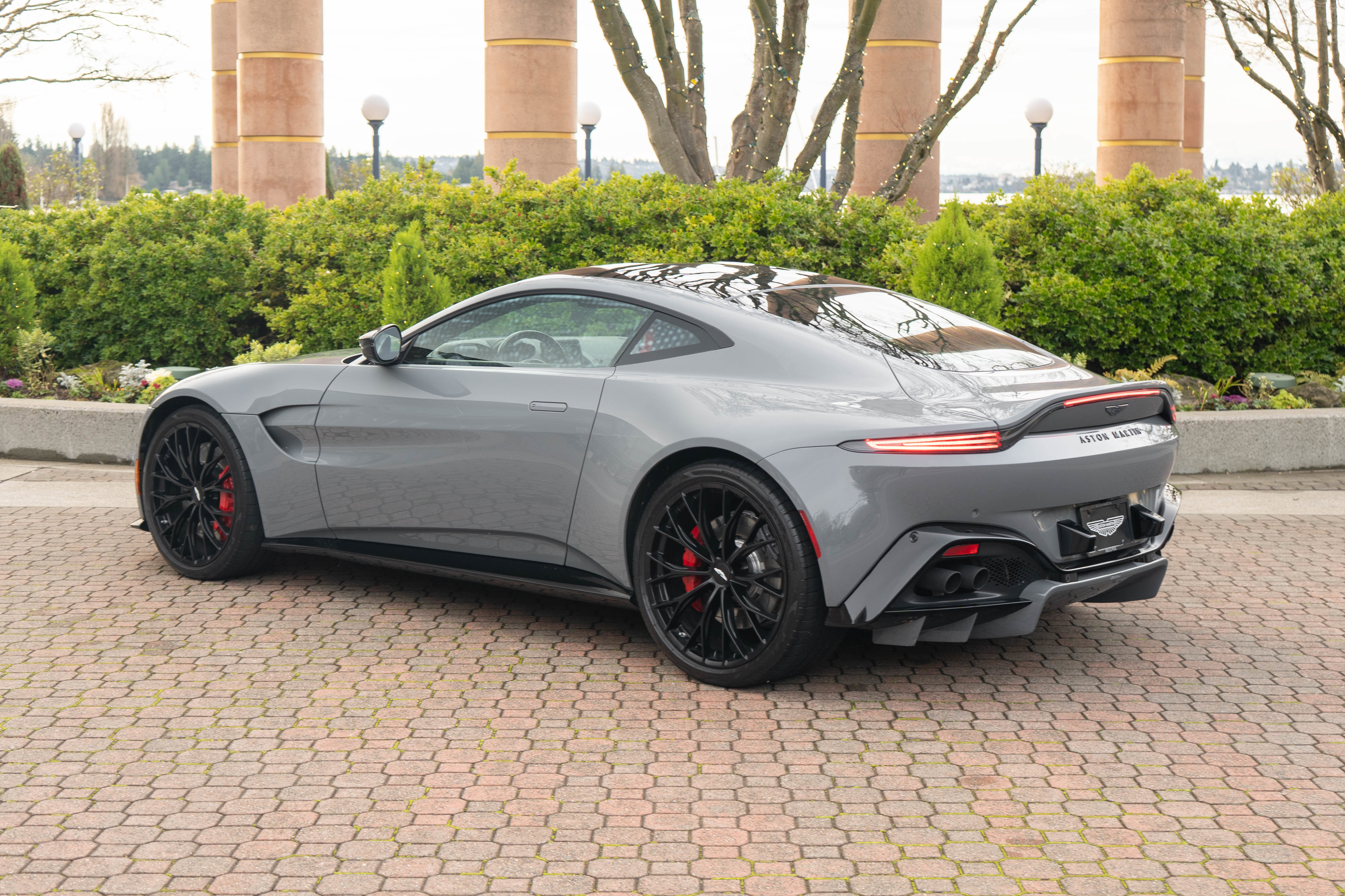 Used 2023 Aston Martin V8 Vantage Coupe image 2