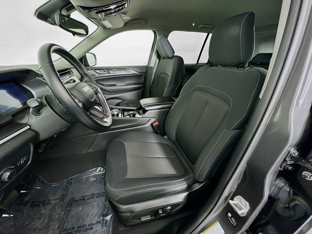 Certified 2022 Jeep Grand Cherokee Laredo w/ Luxury Tech Group I image 32