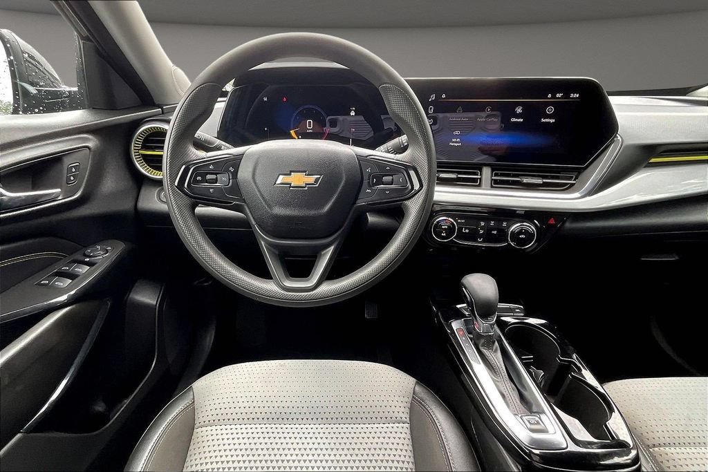 Used 2025 Chevrolet Trax LT FWD image 11