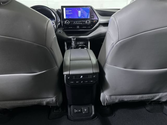 Used 2023 Toyota Highlander Platinum FWD image 22
