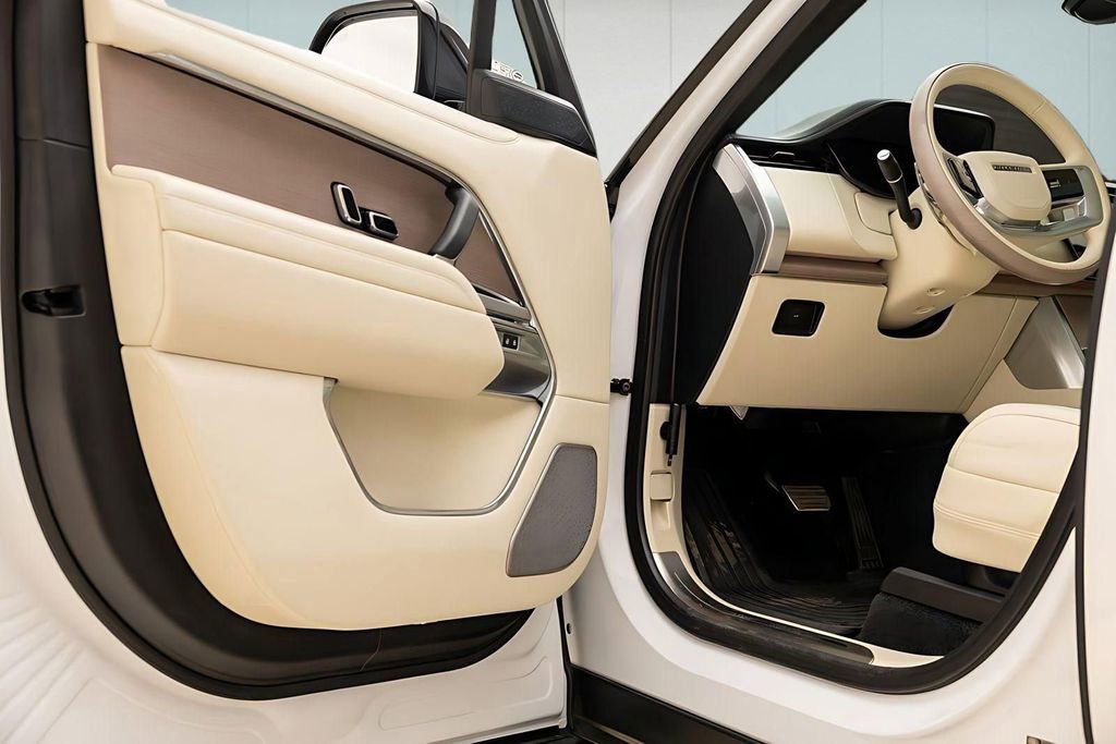 Used 2025 Land Rover Range Rover Autobiography image 20