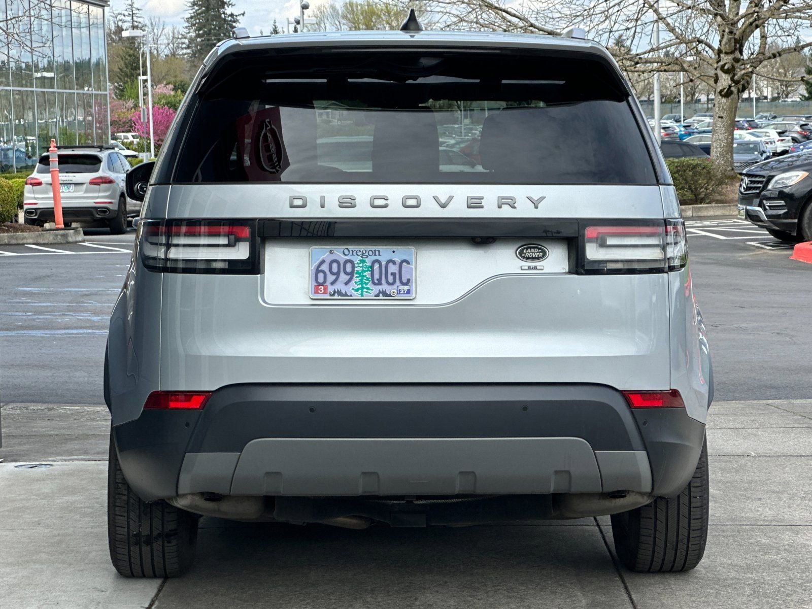 Used 2018 Land Rover Discovery SE image 4
