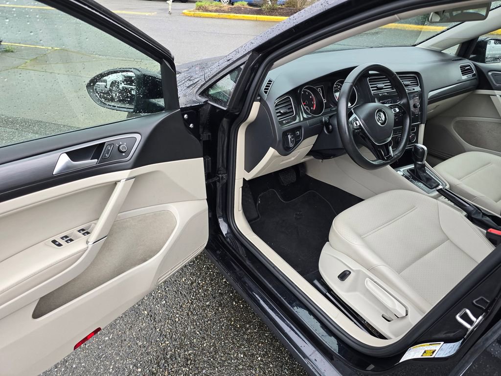 Used 2018 Volkswagen Golf SE image 19