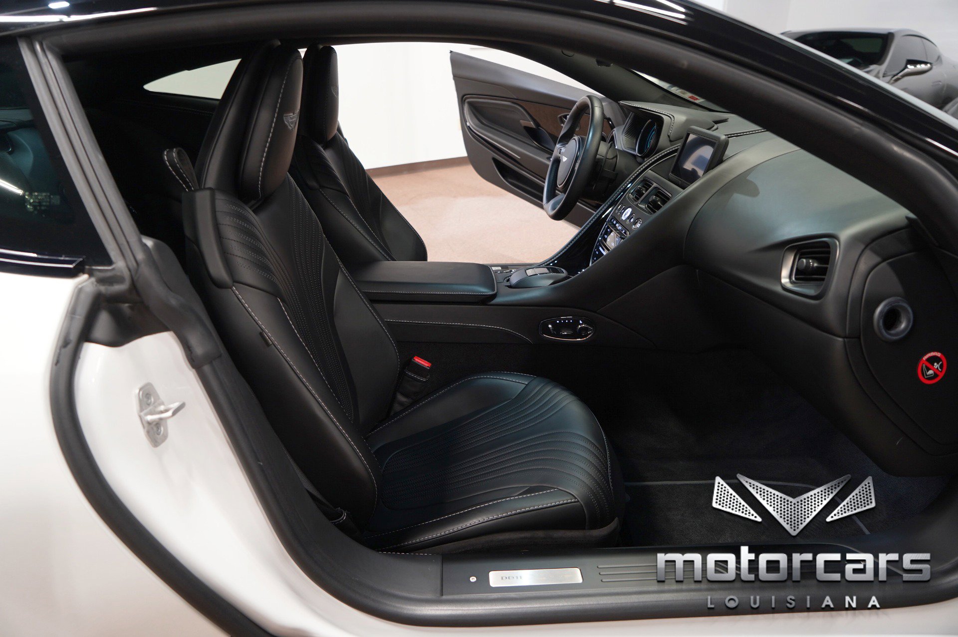 Used 2018 Aston Martin DB11 Coupe image 35