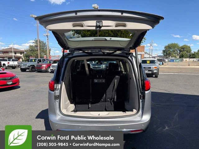 Used 2017 Chrysler Pacifica Touring-L FWD image 28