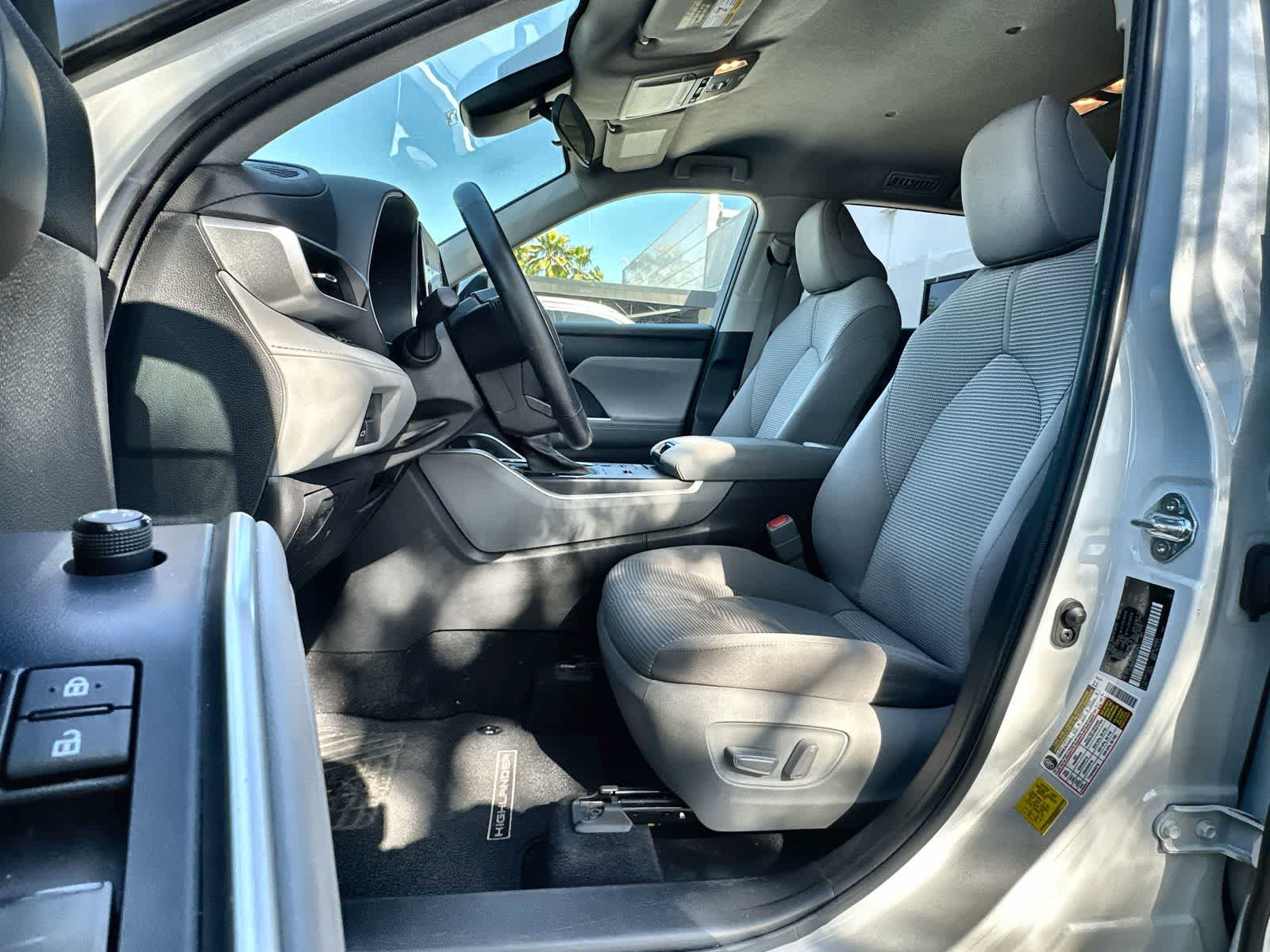 Used 2022 Toyota Highlander LE AWD/4WD image 3