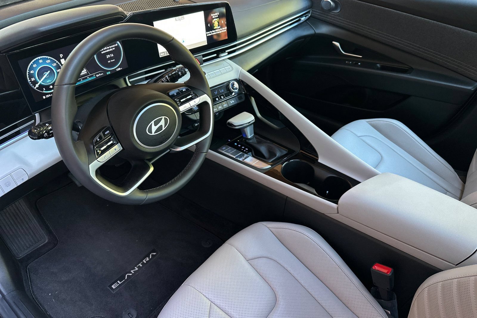 Used 2025 Hyundai Elantra Limited FWD image 11