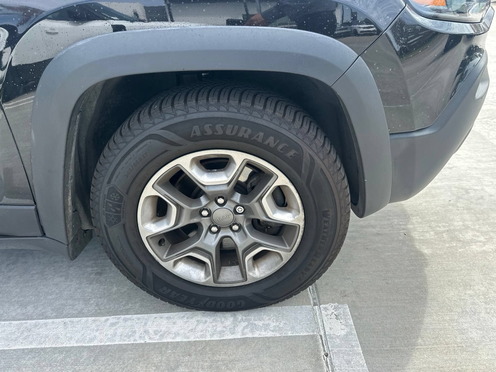 Used 2019 Jeep Cherokee Trailhawk w/ Cold Weather Group AWD/4WD image 15