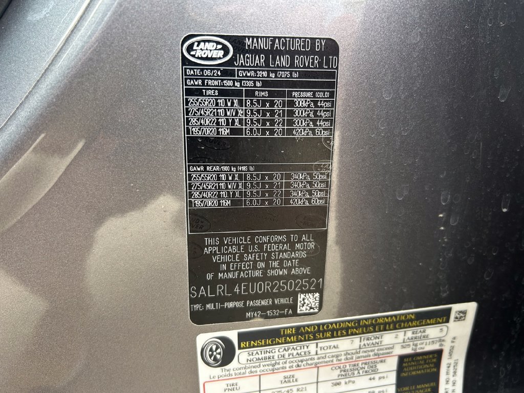 Used 2024 Land Rover Discovery Dynamic SE AWD/4WD image 11