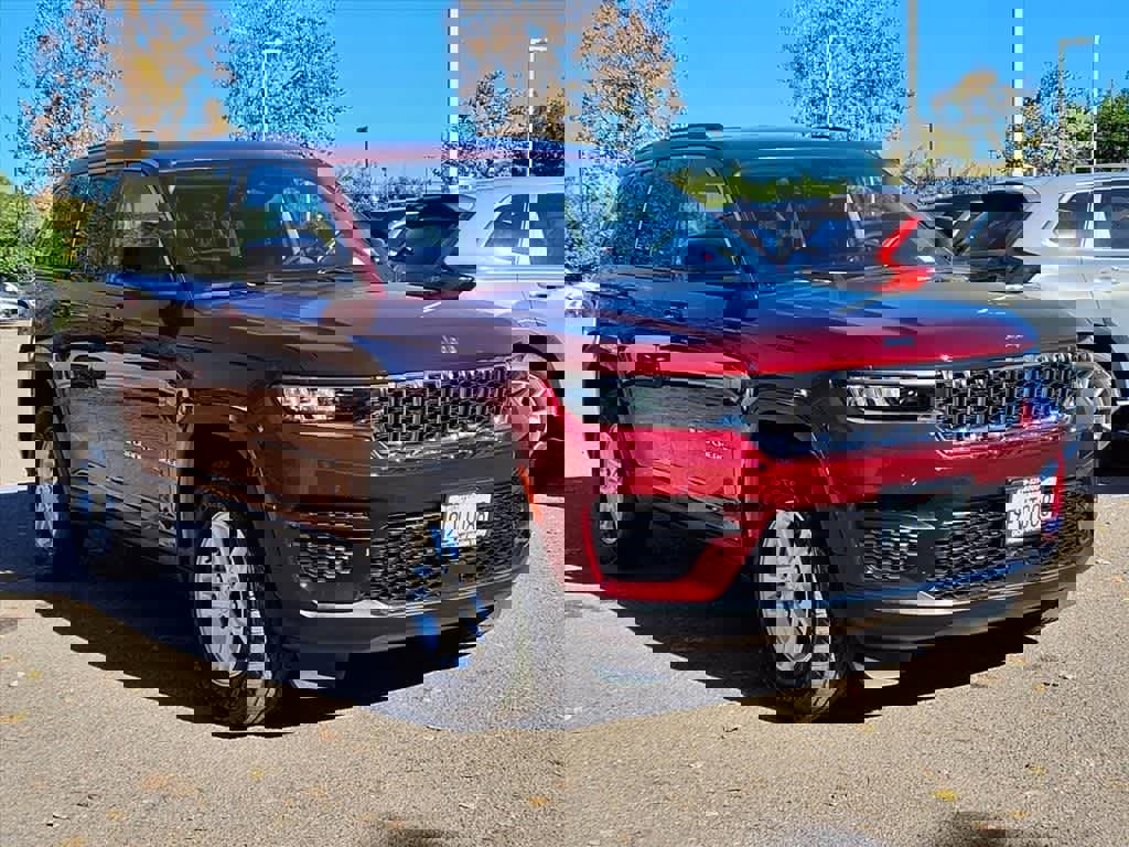 Used 2023 Jeep Grand Cherokee Laredo w/ Luxury Tech Group I image 3