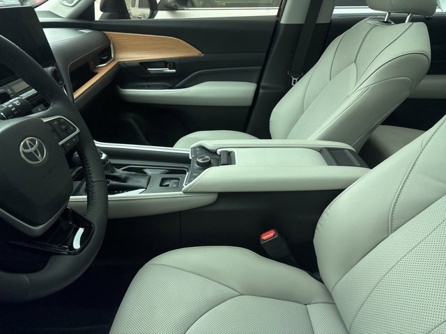 Used 2025 Toyota Grand Highlander AWD image 11