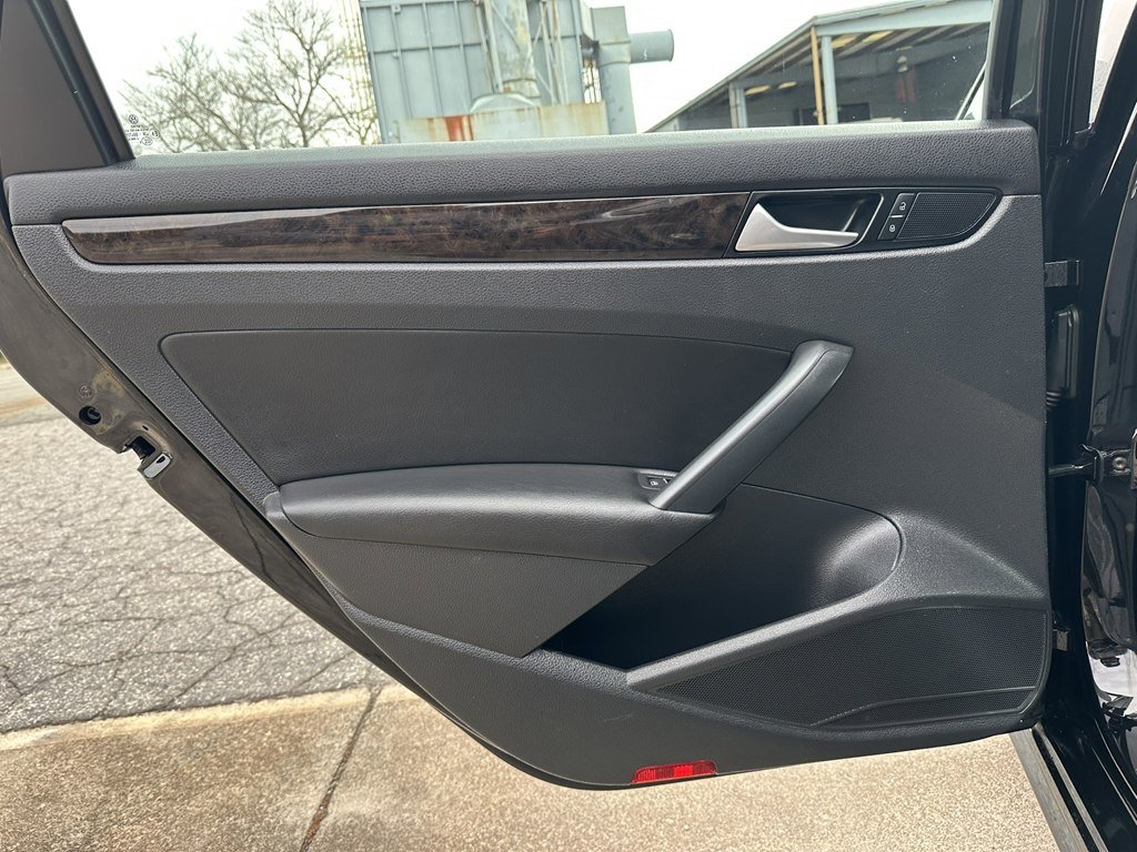 Used 2015 Volkswagen Passat 1.8T SEL Premium image 20