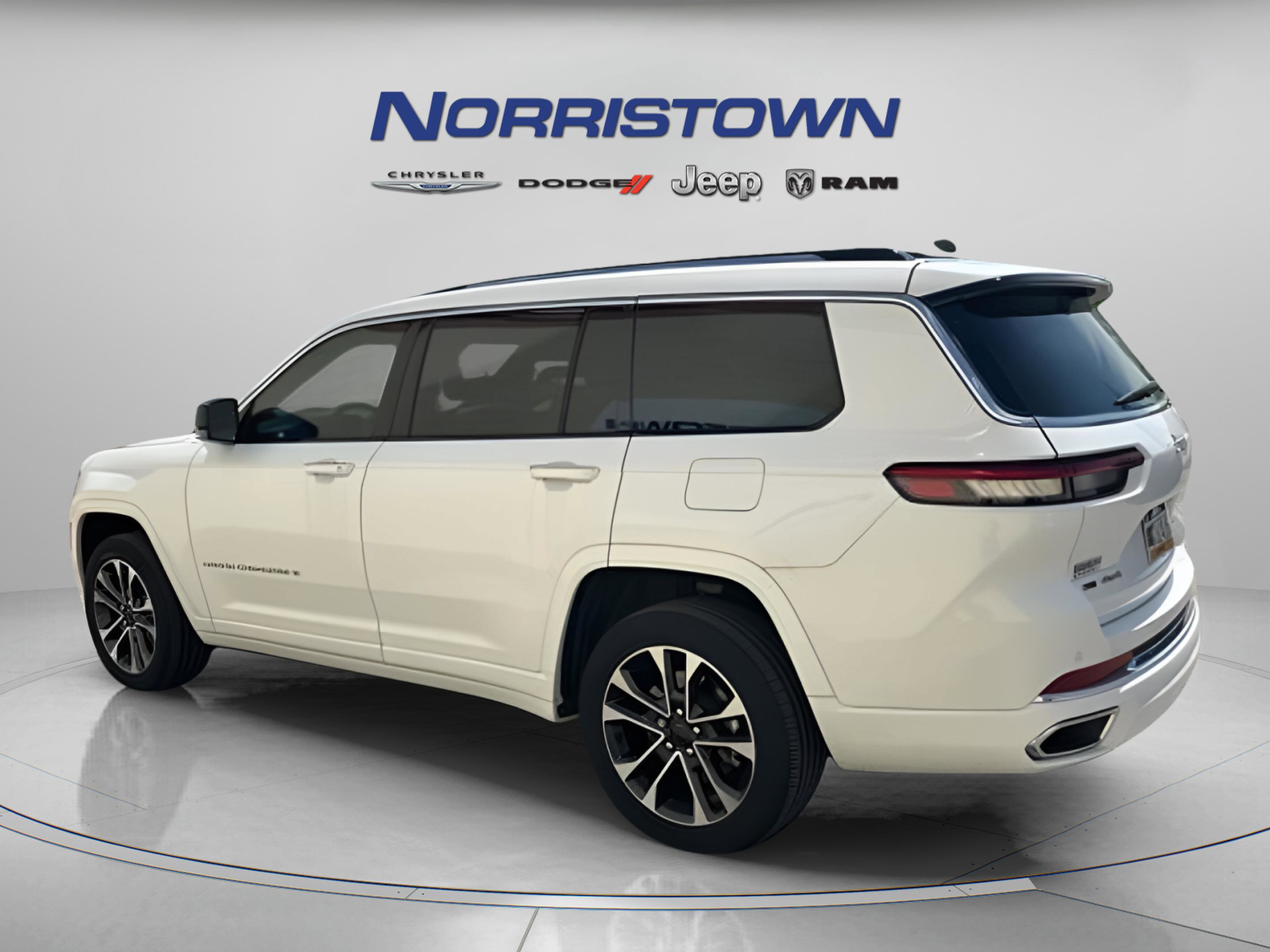 Used 2023 Jeep Grand Cherokee L Overland w/ Luxury Tech Group IV AWD/4WD image 5