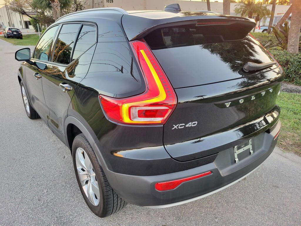Used 2020 Volvo XC40 T4 Momentum image 11