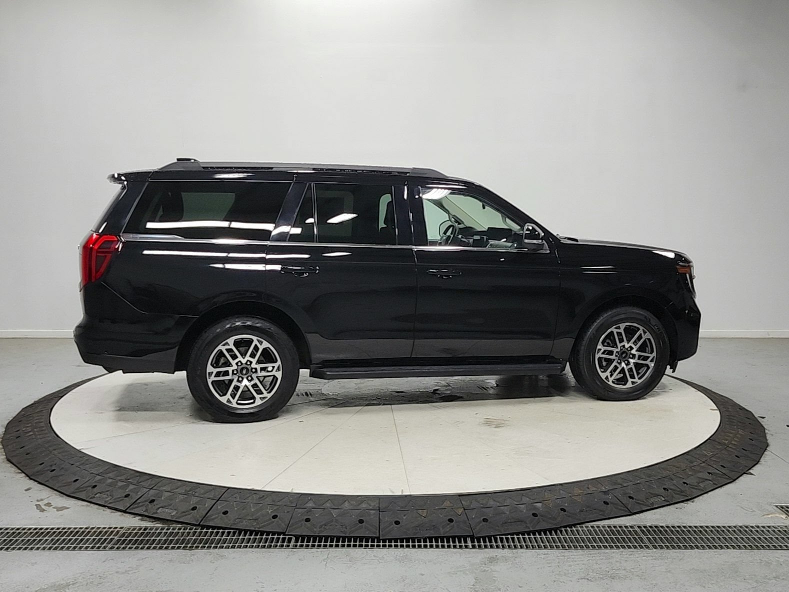 Used 2025 Ford Expedition Active AWD/4WD image 9