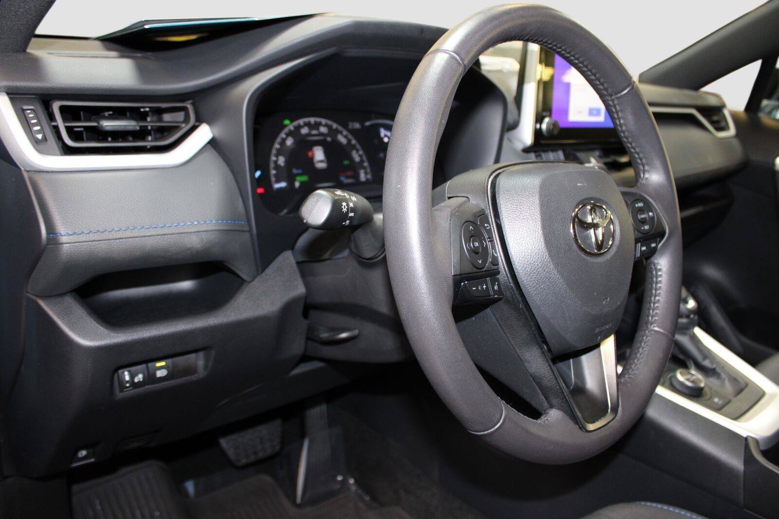 Used 2025 Toyota RAV4 SE AWD/4WD image 17
