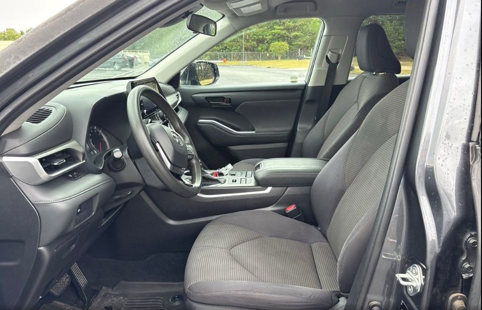 Used 2021 Toyota Highlander L AWD/4WD image 10