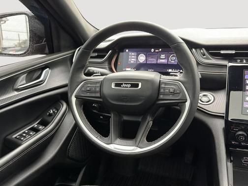 Used 2023 Jeep Grand Cherokee Altitude AWD/4WD image 11