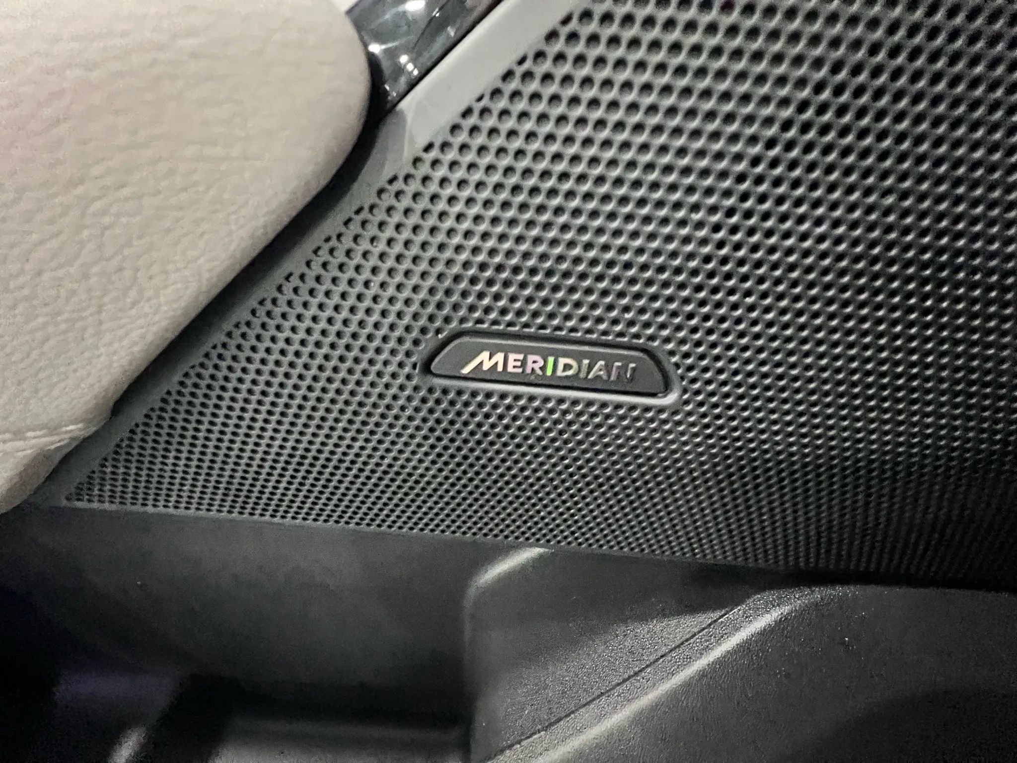 Used 2020 Land Rover Range Rover Velar R-Dynamic S image 32