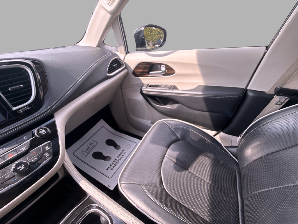 Used 2023 Chrysler Pacifica Limited FWD image 32