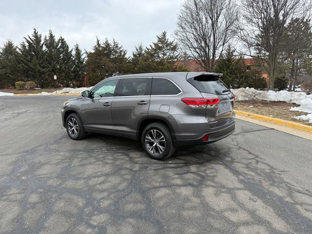 Used 2017 Toyota Highlander LE image 3