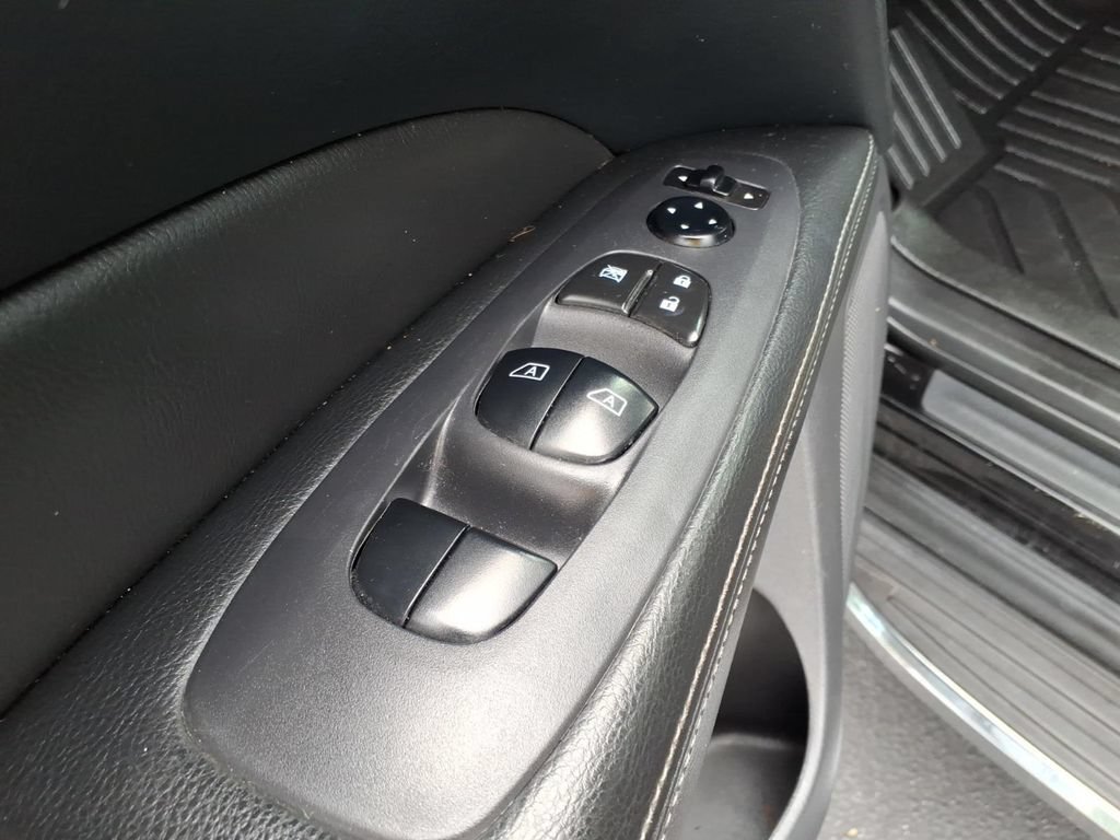 Used 2018 Nissan Pathfinder SV FWD image 10