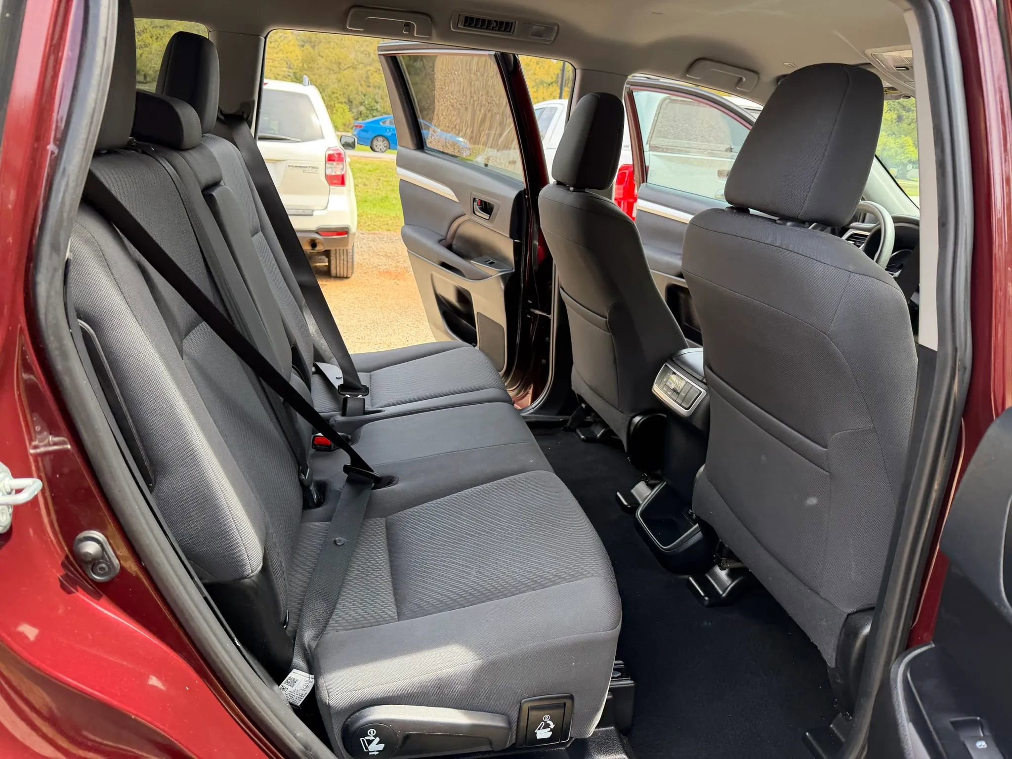 Used 2019 Toyota Highlander LE image 11