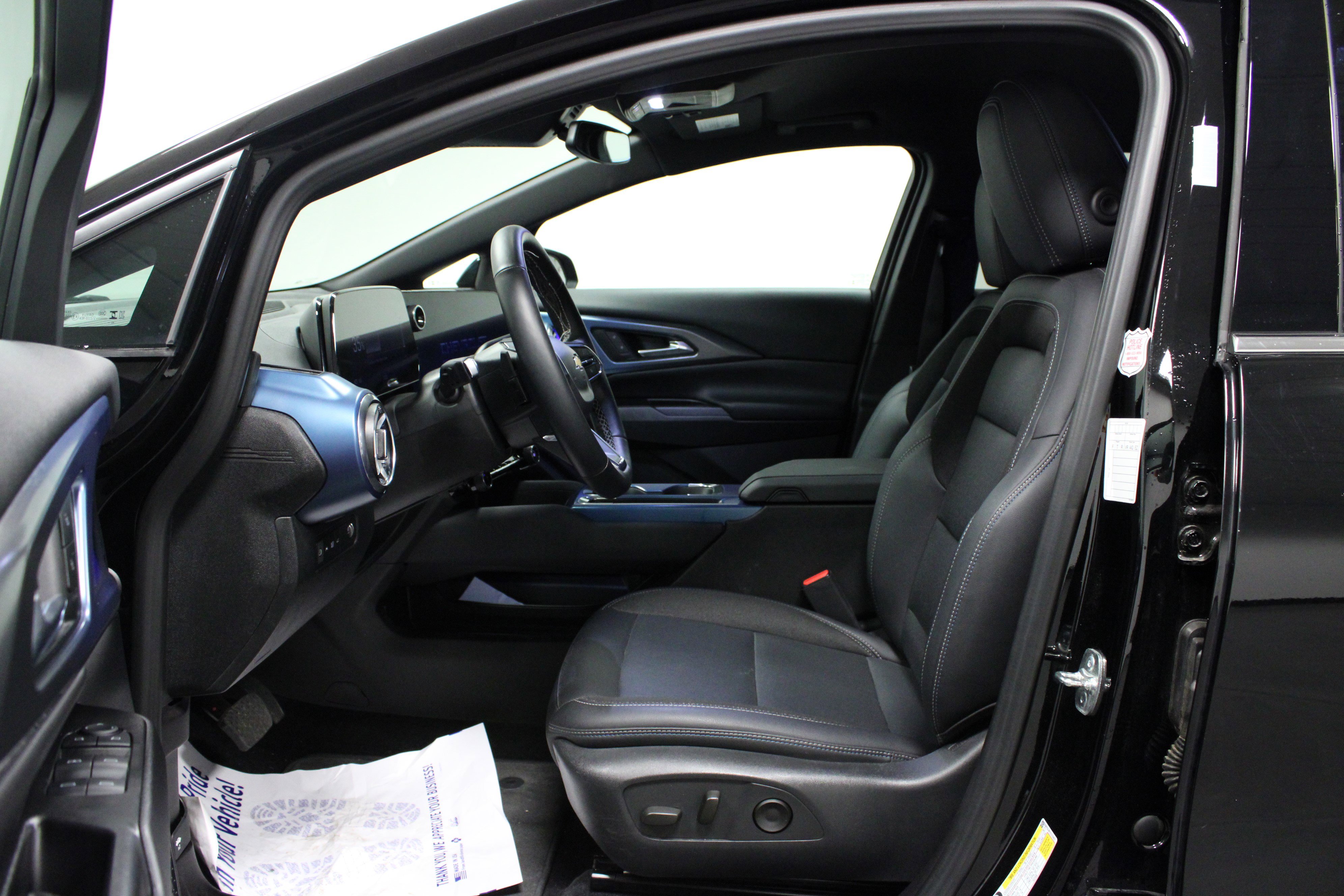 Used 2025 Chevrolet Equinox EV LT w/ Convenience Package image 12