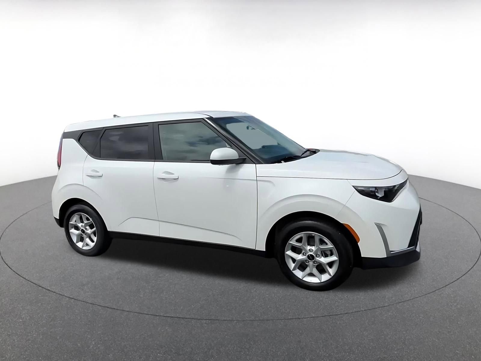 Used 2025 Kia Soul LX w/ LX Technology Package FWD image 2