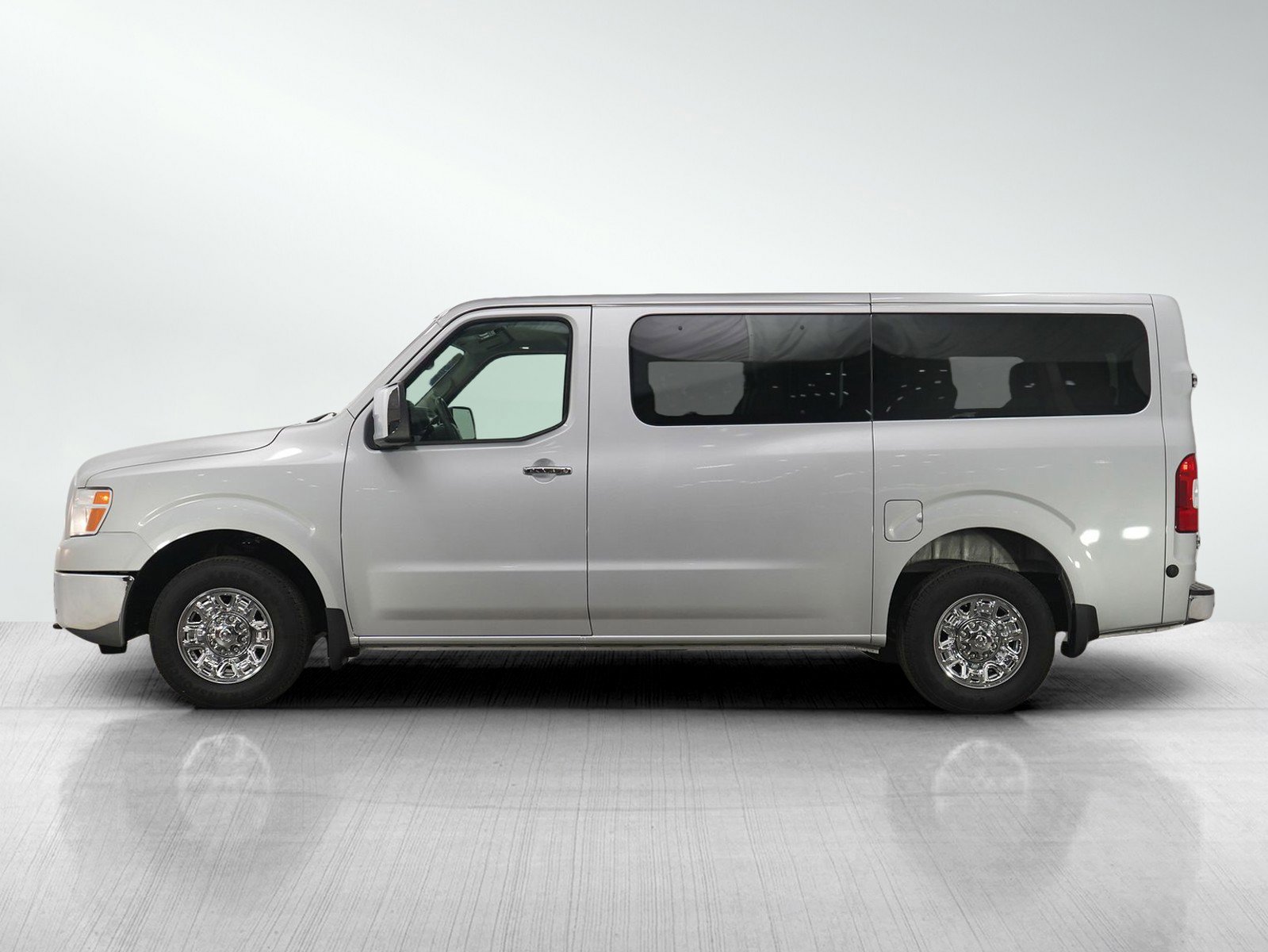 Used 2018 Nissan NV 3500 SL image 2