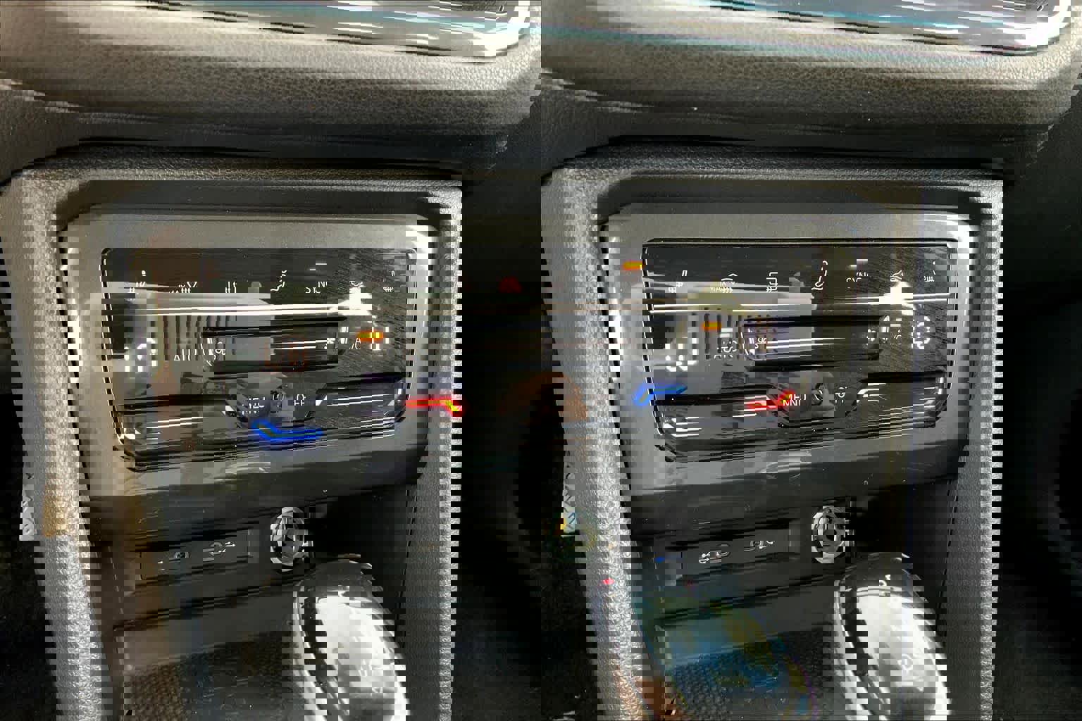 Used 2024 Volkswagen Tiguan SE image 31