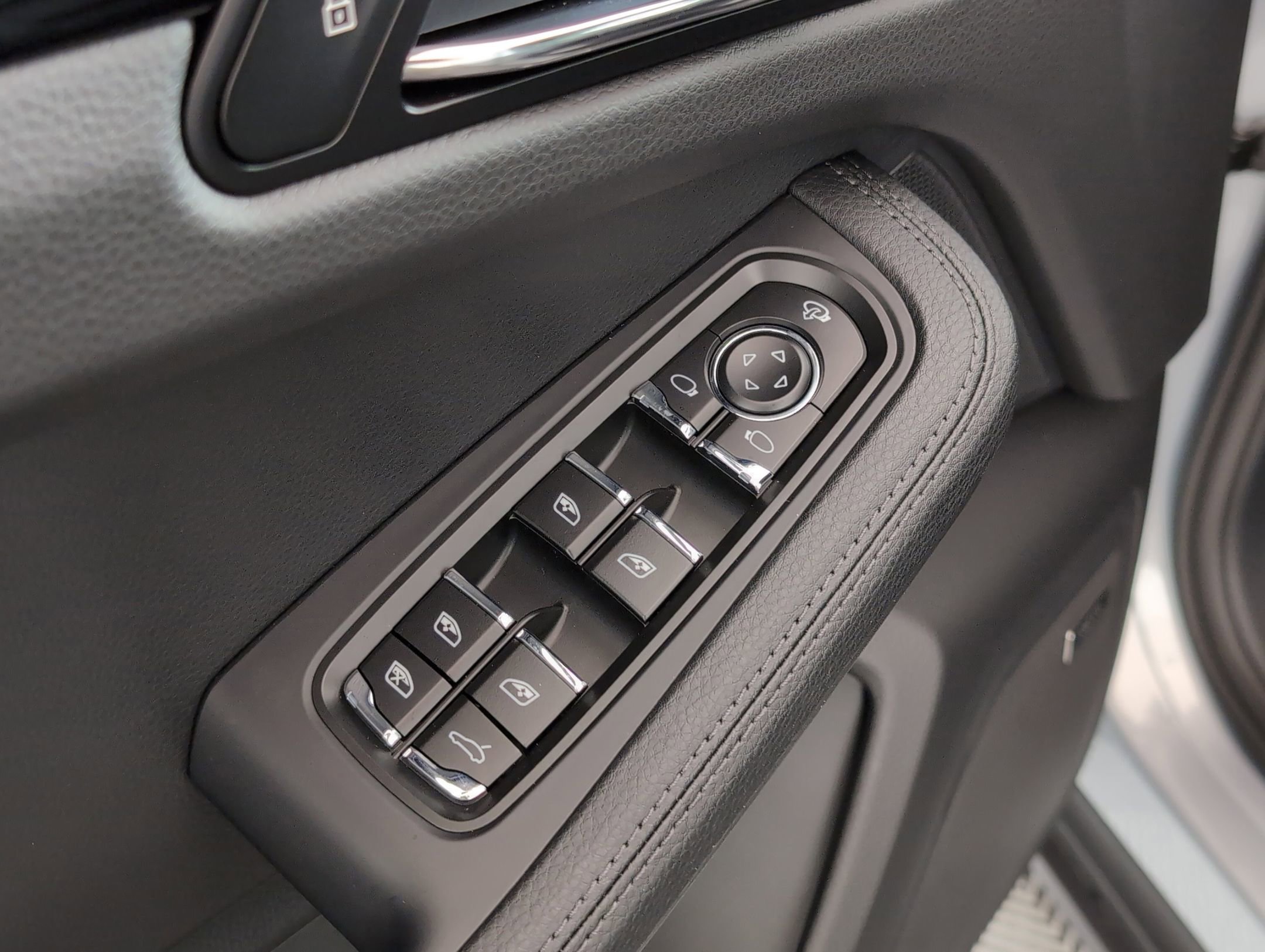 Certified 2025 Porsche Macan image 17