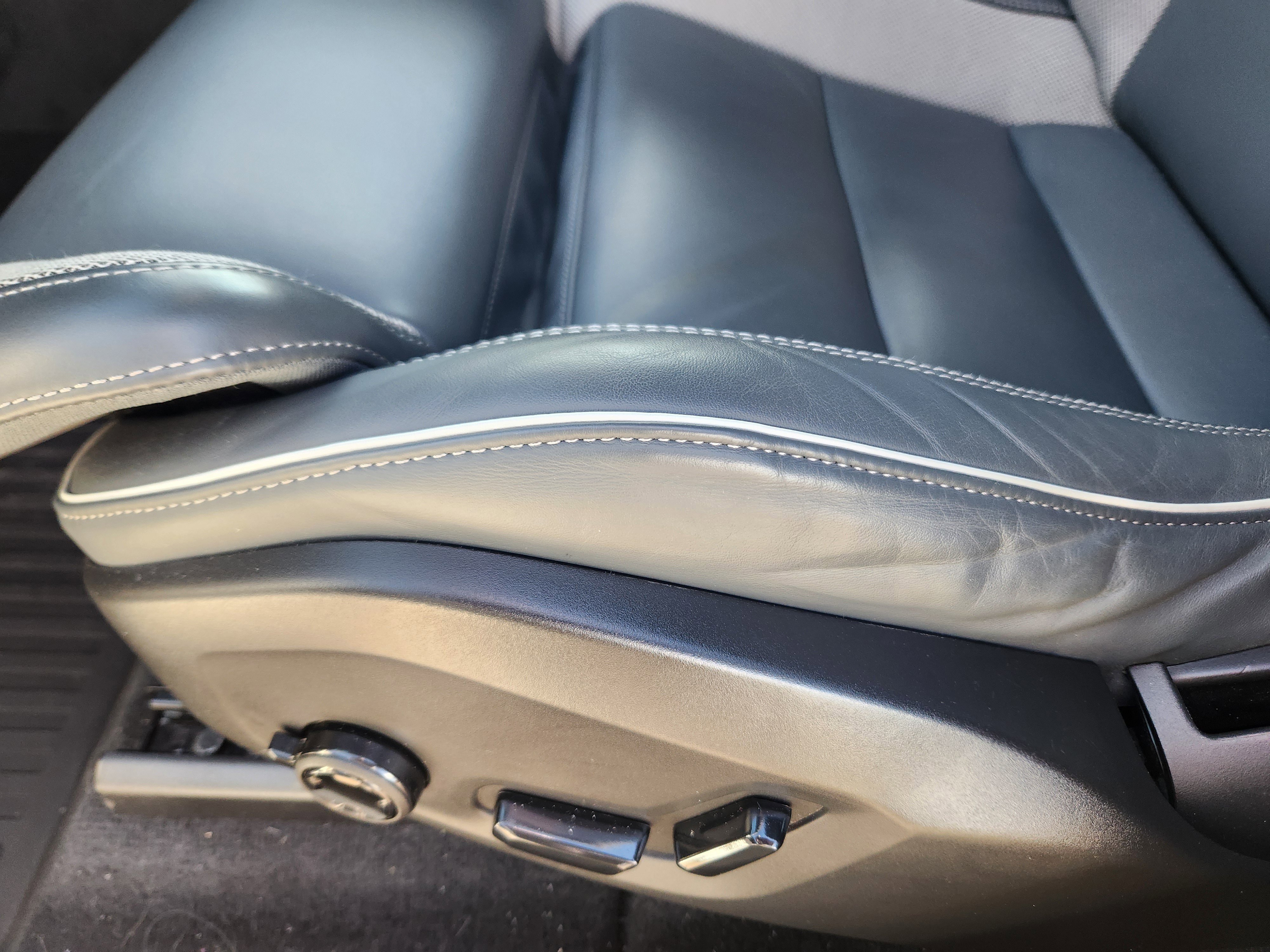 Used 2022 Volvo XC60 B5 R-Design w/ Advanced Package image 18