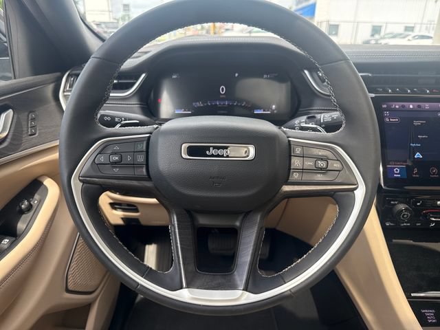 Used 2023 Jeep Grand Cherokee Limited w/ Luxury Tech Group II AWD/4WD image 13