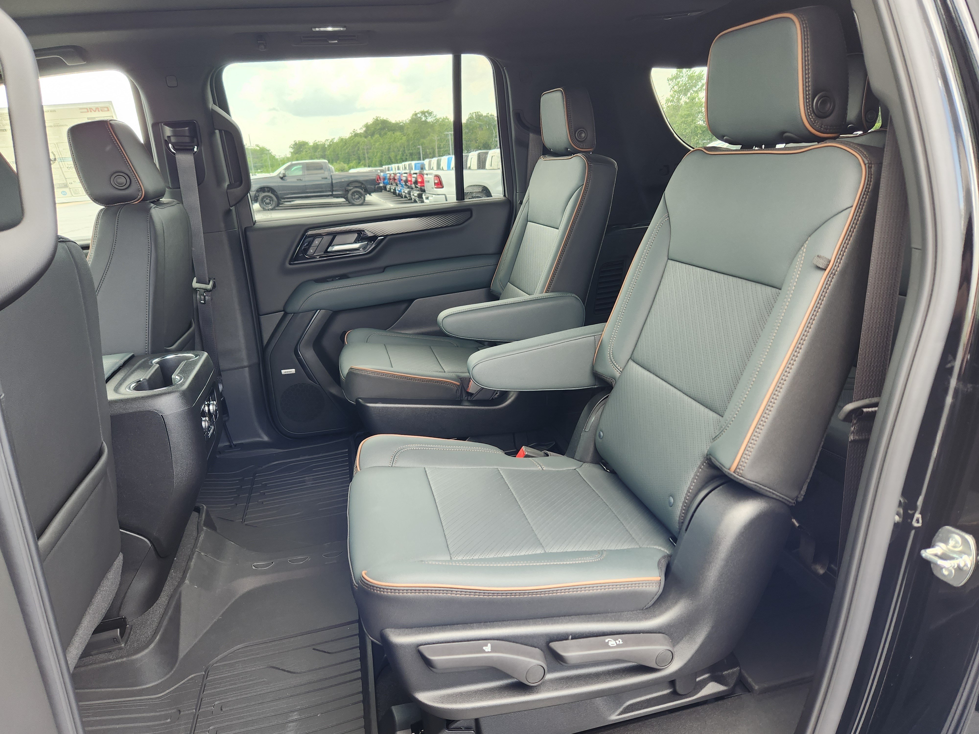 New 2026 GMC Yukon XL AT4 w/ AT4 Premium Package AWD/4WD image 9