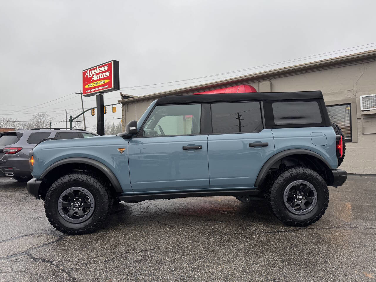 Used 2023 Ford Bronco Badlands image 5