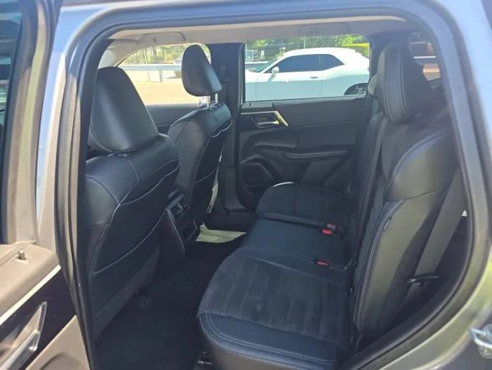 Used 2023 Mitsubishi Outlander SE FWD image 7