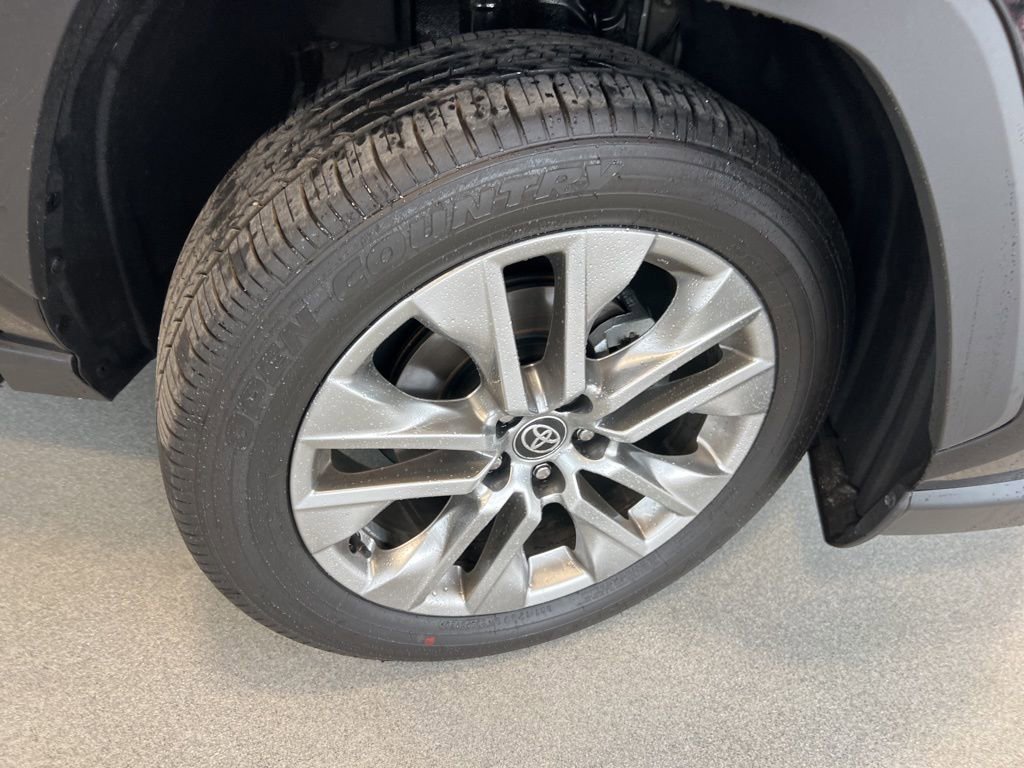 Used 2025 Toyota RAV4 Limited image 32