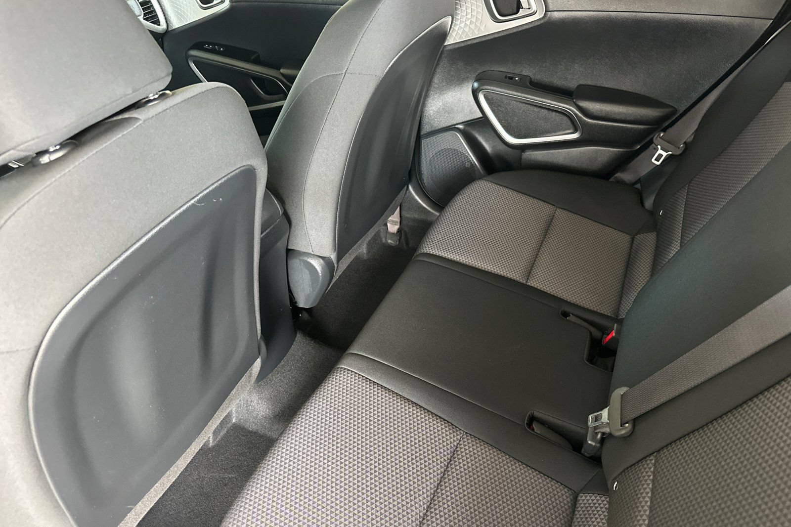 Used 2025 Kia Soul LX w/ LX Technology Package FWD image 12